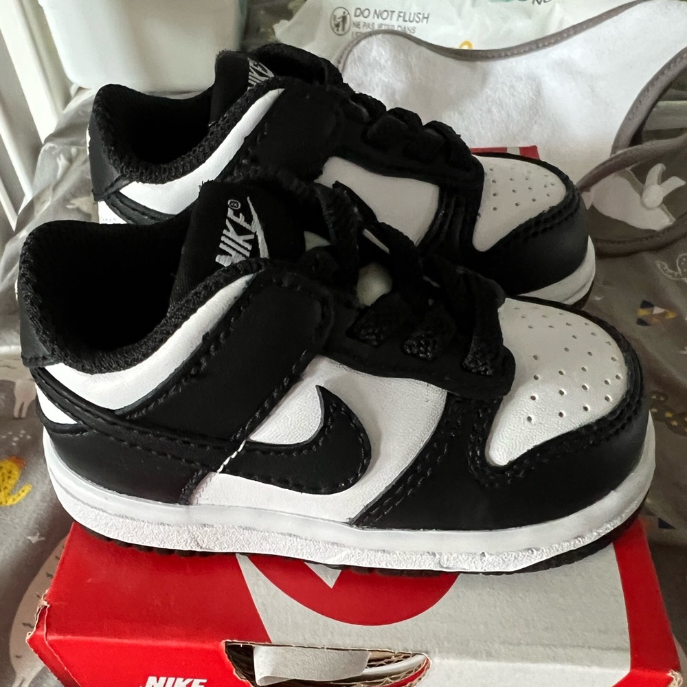 Black and white panda Nike for toddlers